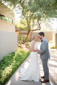 sanctuary-scottsdale-wedidng-kiss