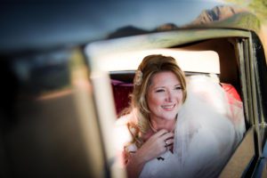 sedona-bride-in-limo-with-red-rock-reflection