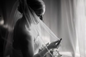 wedding-bride-with-dress-black-white-1008
